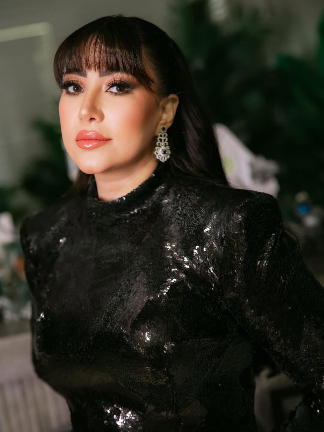 إطلالة المطربة بوسي بفستان أسود عبر إنستجرام 