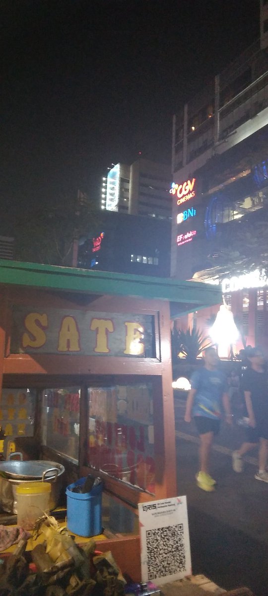 Sokin wots udh buka dpn Trotoar fx