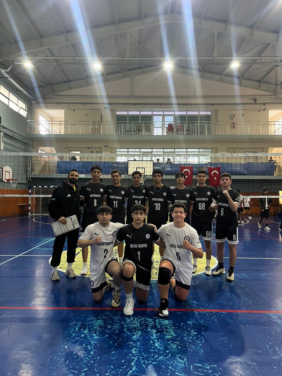 Bugün oynadığımız Voleybol ilçe turnuvasında Erkek takımımız namağlup yoluna devam ederek grubunu liderlik ile tamamladı. 
Set dahil vermeden yarı finale kalan takımımızı tebrik eder, öğretmenimiz ve öğrencilerimize başarılar dileriz. 
#tebrikleraksu