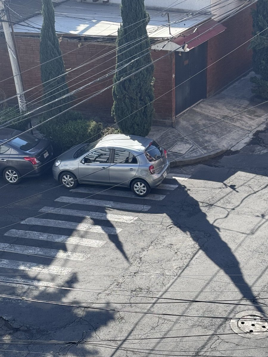 LadyRocknrolla's tweet photo. @UCS_GCDMX buen día, favor de aplicar la sanción y multa correspondiente a este auto que se estaciona en el paso peatonal , calle el greco esquina Luis Carracci .  Benito Juárez #mixcoac #santamarianonoalco https://t.co/hTlyFF0B7v