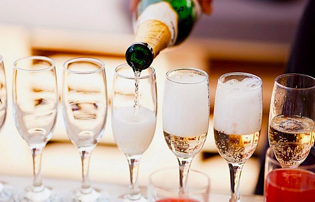 wineworldnews's tweet image. Sparkling wine guide 2025: Terms, tips, facts and trivia to know as you toast tinyurl.com/y6um5z56 via @clevelanddotcom #sparkling #knowledge #wineknowledge #wineworldnews