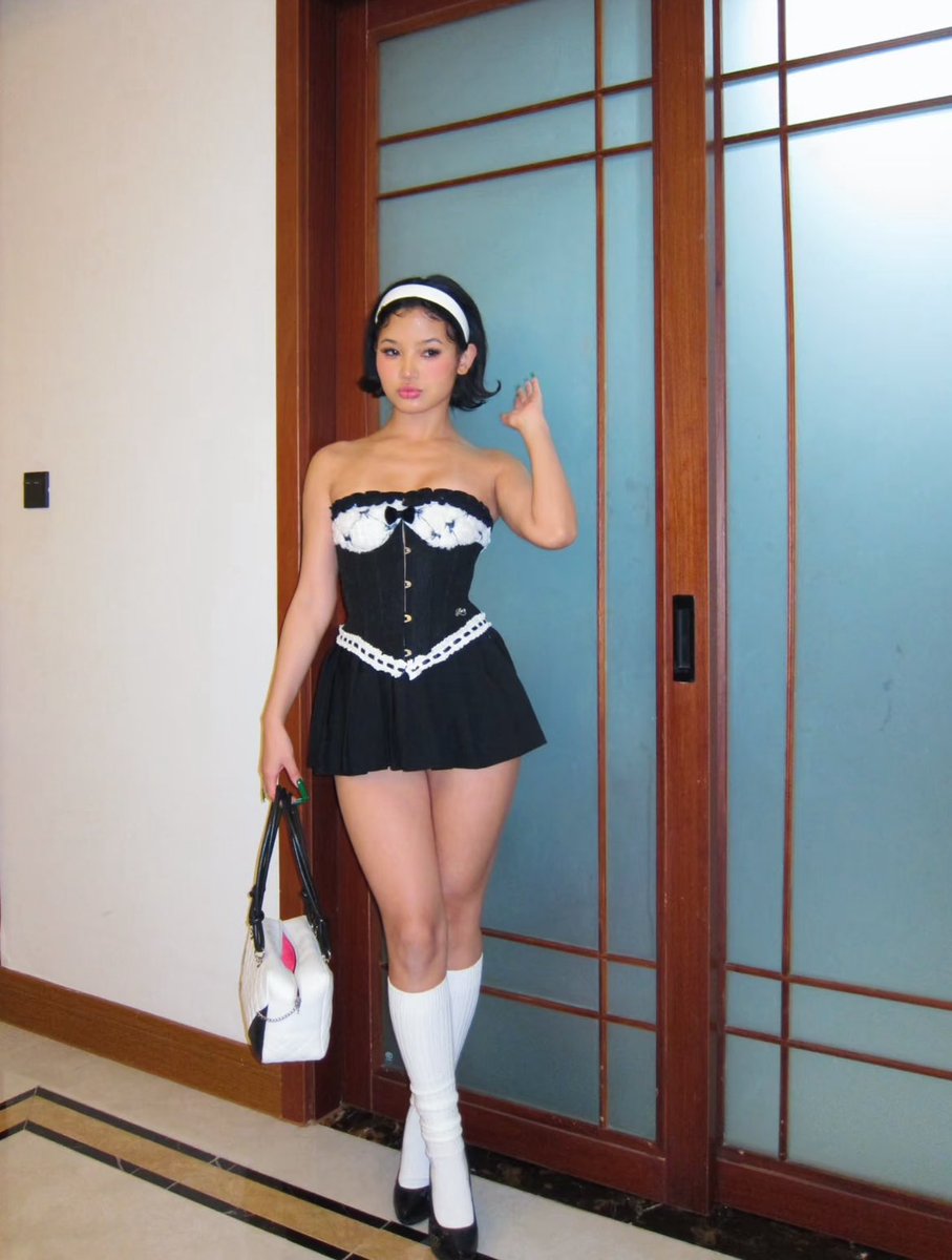 briusegf's tweet image. hi everyoneeee, dollie yara here to bless ur friday in the wake of chaos ( im working all weekend ) 🥀 is everyone ready for the holidays?! 🤩