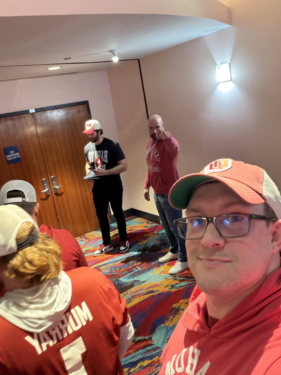 brndndwlng's tweet photo. @GabeIkard Gabe, I can’t tell you how unimaginably sad I was that I was the 11th person in line when the first 10 people got the free cups 😂 I did get this awesome pic though! #BOOMER https://t.co/rTCnJajsHD