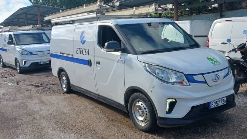 📢 Un sistema fotovoltaico ☀️ fue inaugurado en nuestra sede en Camagüey, lo cual garantizará la carga de los vehículos eléctricos 🚐 de la empresa y la energía excedente, se entregará a la red de suministro eléctrico💡.
📍Detalles 👉 etecsa.cu/es/noticias/as…
#EtecsaConCuba 🇨🇺