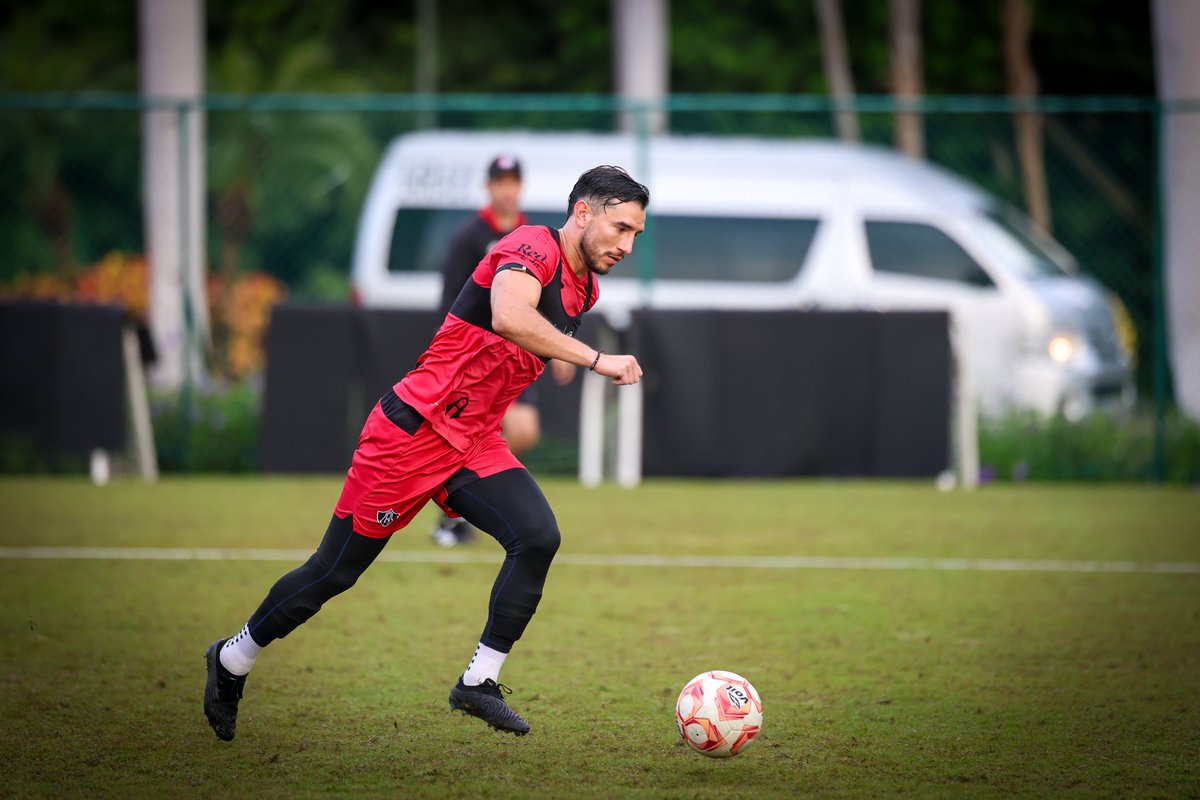 AtlasFC's tweet image. ¡Así es un buen viernes! 🔴⚫️

Arrancamos de la mejor manera esta mañana, tocando el baloncito en la #PretemporadaRojinegra 🦊