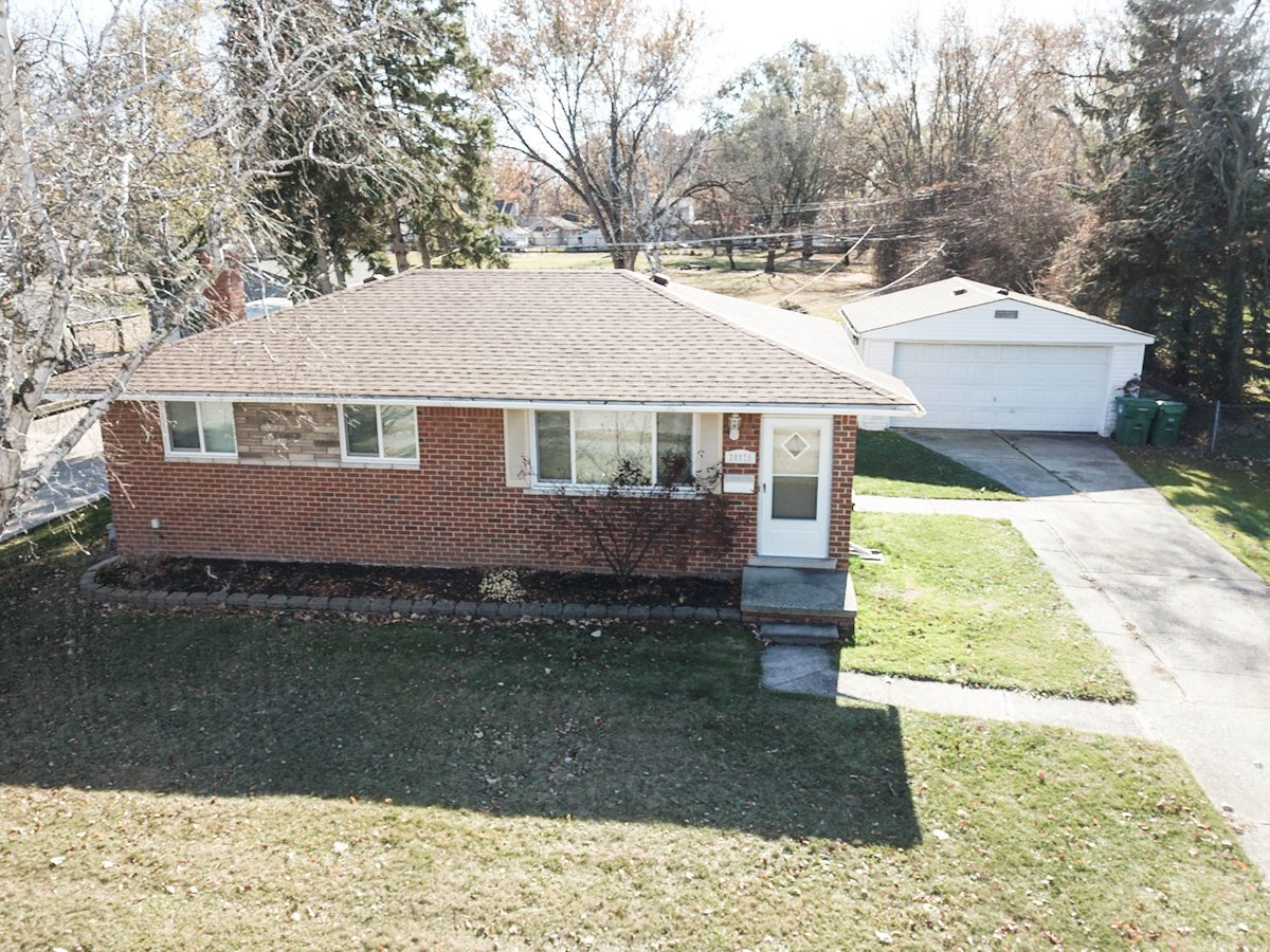 TimSova's tweet image. A smart buy in today’s market. This updated brick ranch sits on a rare half-acre lot and offers 3 bedrooms, a finished basement, 2-car garage, and major updates already done. Move-in ready and close to shopping &amp;amp; expressways.
 👉 28979BOCKGardenCity.remax-michigan.com