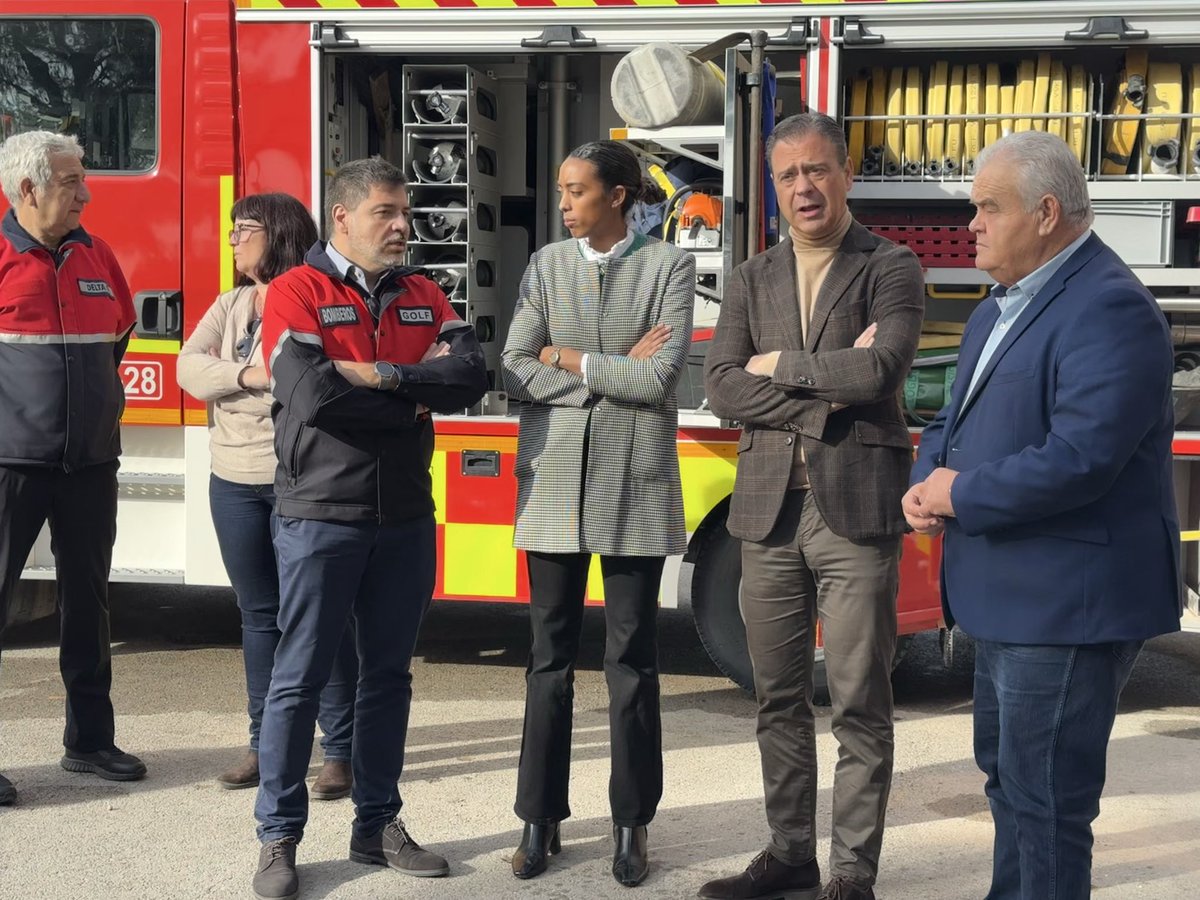 MarcosOrtuno's tweet photo. Hoy, durante la visita al parque de bomberos Alhama de Murcia-Totana, donde recientemente:
👨‍🚒Han aumentado la dotación de personal.
🚒Y también se ha incorporado un nuevo camión.

Desde el Gobierno @regiondemurcia seguimos trabajando:
✅Para mejorar y modernizar los medios.
✅Y para reforzar la plantilla del Consorcio de Extinción de Incendios y Salvamento.