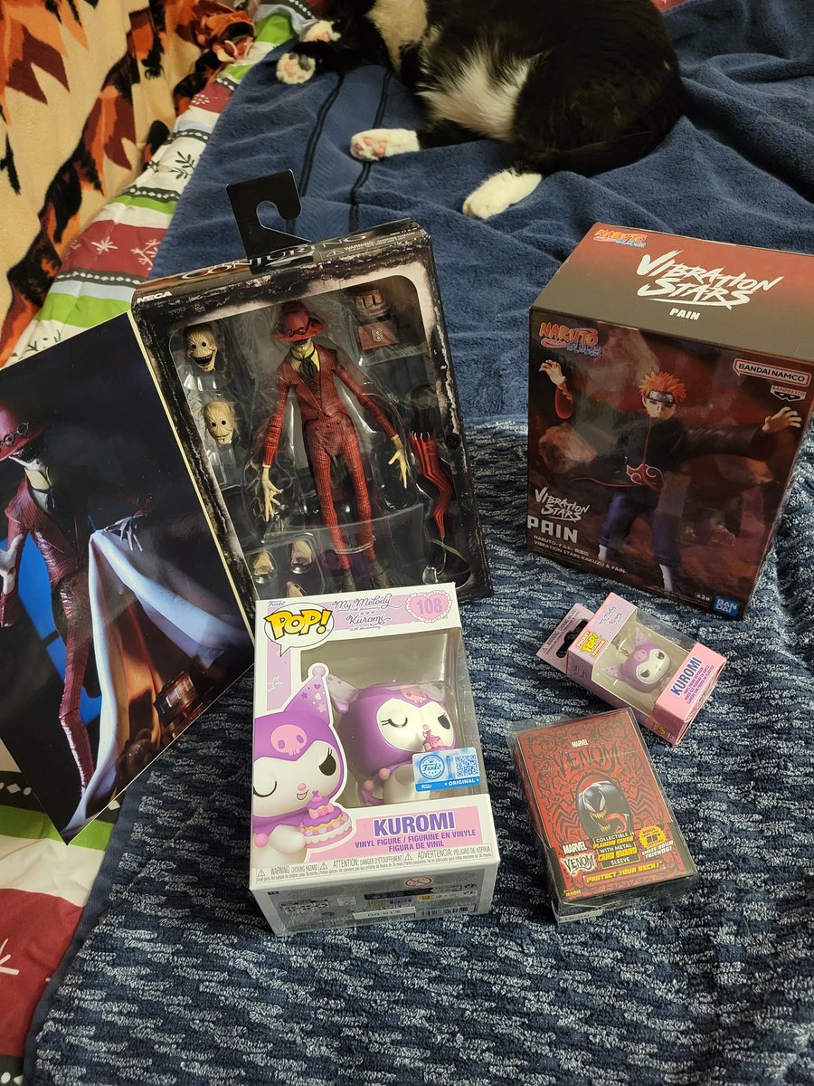 Moemarrow's tweet image. Yesterday was my first day of vacation, visiting family for Xmas for the first time in 10 years; and my family took me shopping and spoiled me with these 😭💜 

My parents missed me 🥺
Also, enjoy the picture of their chonky kitty 🙏