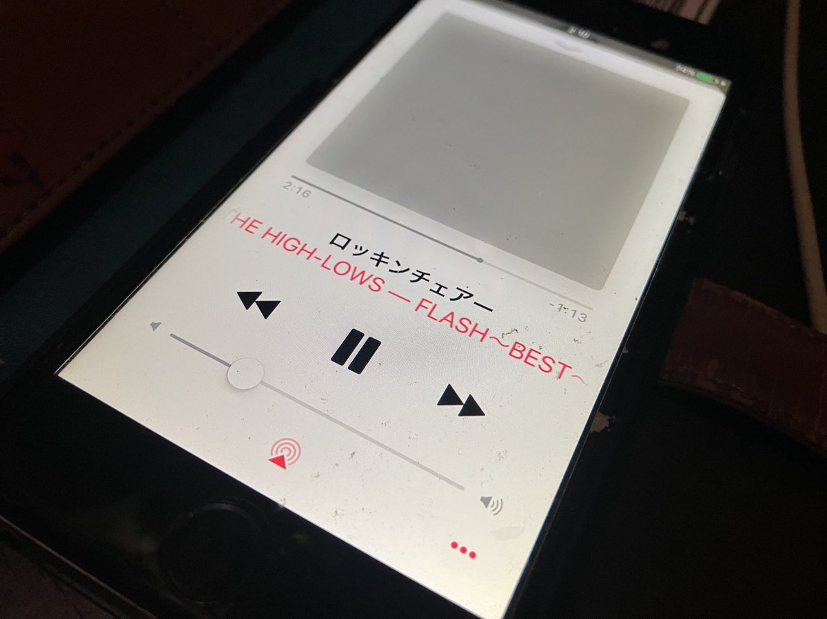 片付けしてたら大学生の頃のスマホ出てきてアツい。
当時CDからの読み込みが当たり前やったからクロマニヨンズとハイロウズ入ってるのも激アツい。