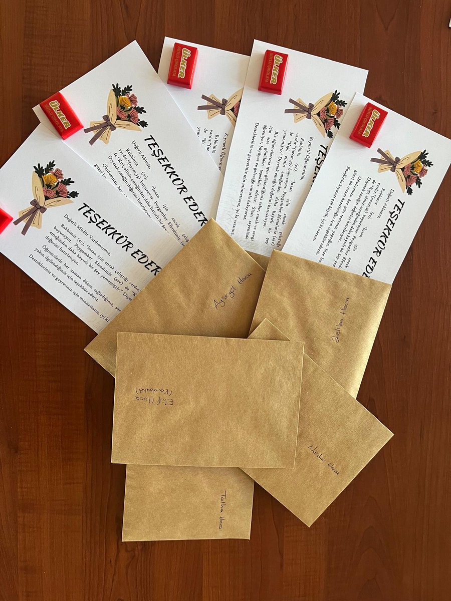 ÇEDES kapsamında haftanın değeri olarak belirlenen mütevazilik ve nezaket temaları doğrultusunda okulumuzda “Teşekkür Avı” etkinliği düzenlenmiştir. Etkinlik kapsamında öğrencilerin yazmış olduğu mektuplar, emek ve katkılarından dolayı teşekkür kartları takdim edilmiştir.