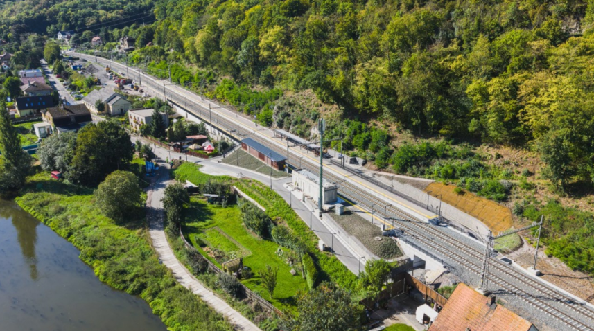 cendiscz's tweet image. 🌲🎁 Dopravní vánoční dárky
🚆 Trať Karlštejn–Beroun po modernizaci, od příštího roku až 145 km/h.
🚘 D1 dokončena (376 km), otevřen úsek Říkovice–Přerov.
🚘 Nové úseky D55 (Olomouc–Kokory) a D35 (Janov–Opatovec) zlepšují bezpečnost i plynulost dopravy. #edalnice #OneTicket