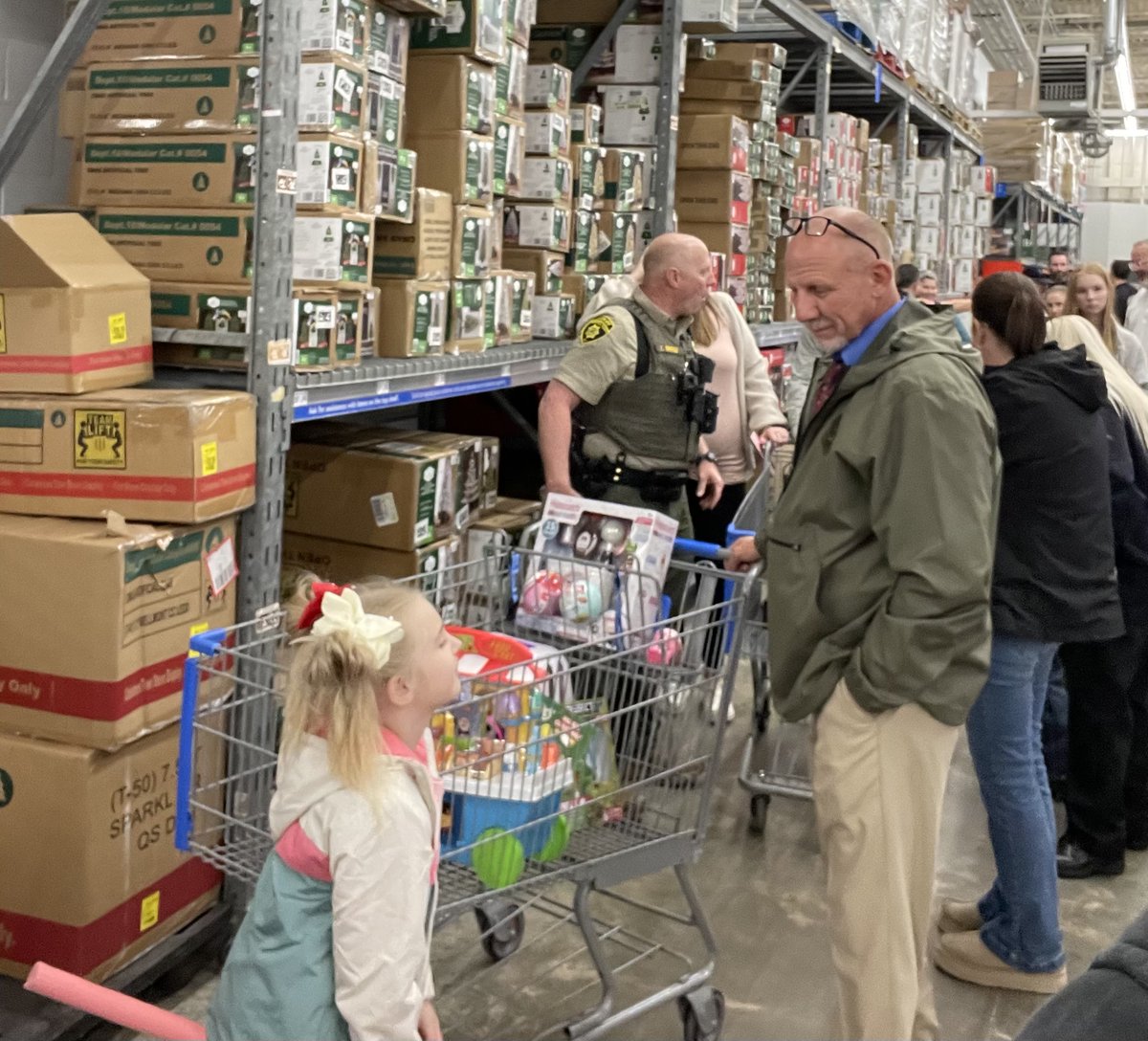 TBInvestigation's tweet image. Tis The Season!

TBI Special Agents proudly join our local law enforcement partners in Camden, Humboldt &amp;amp; Jonesborough for the Shop with a Cop tradition.

Together, we helped bring joy to children who might not otherwise experience the magic of Christmas.
💙
#ShopWithACop #TBI