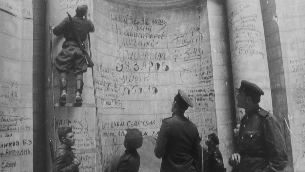 При штурме Берлина в мае 1945 советские войска потеряли 300,000. Зато первыми расписались на стенах Рейхстага. 
Войска союзников вошли в город в июле 1945 для оккупации своих секторов. Потери -0.
А Рейхстаг с советской настенной росписью оказался в британском секторе.