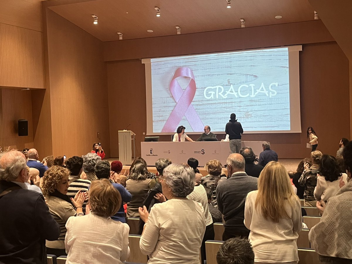 drakanzds's tweet photo. Hoy he visto lo más bonito que le puede pasar a un médico, nuestro maestro @PrimeroMARCUS se jubiló recientemente y sus pacientes le han hecho una despedida sorpresa en el hospital… solo aspiro a ser la mitad q tú, … enhorabuena  jefe , esto y más … quien siembra, recoge https://t.co/zP3PAcyu1W