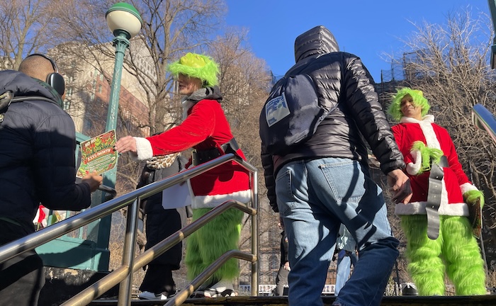 Alto costo de seguros de auto arruina la Navidad
Por Javier Castaño - En las inmediaciones de la alcaldía de Nueva York y frente a las oficinas de la gobernadora Kathy Hochul, un grupo de Grinches... queenslatino.com/alto-costo-seg… via <a href="/QueensLatino/">QueensLatino.com</a>