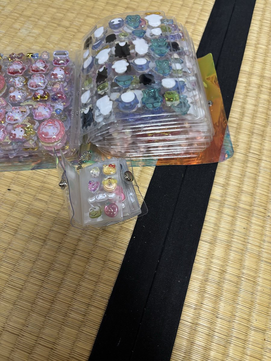 morikan10251's tweet photo. 小さいシール帳って意味わからん
#ボンボンドロップシール https://t.co/slacwxiFMm