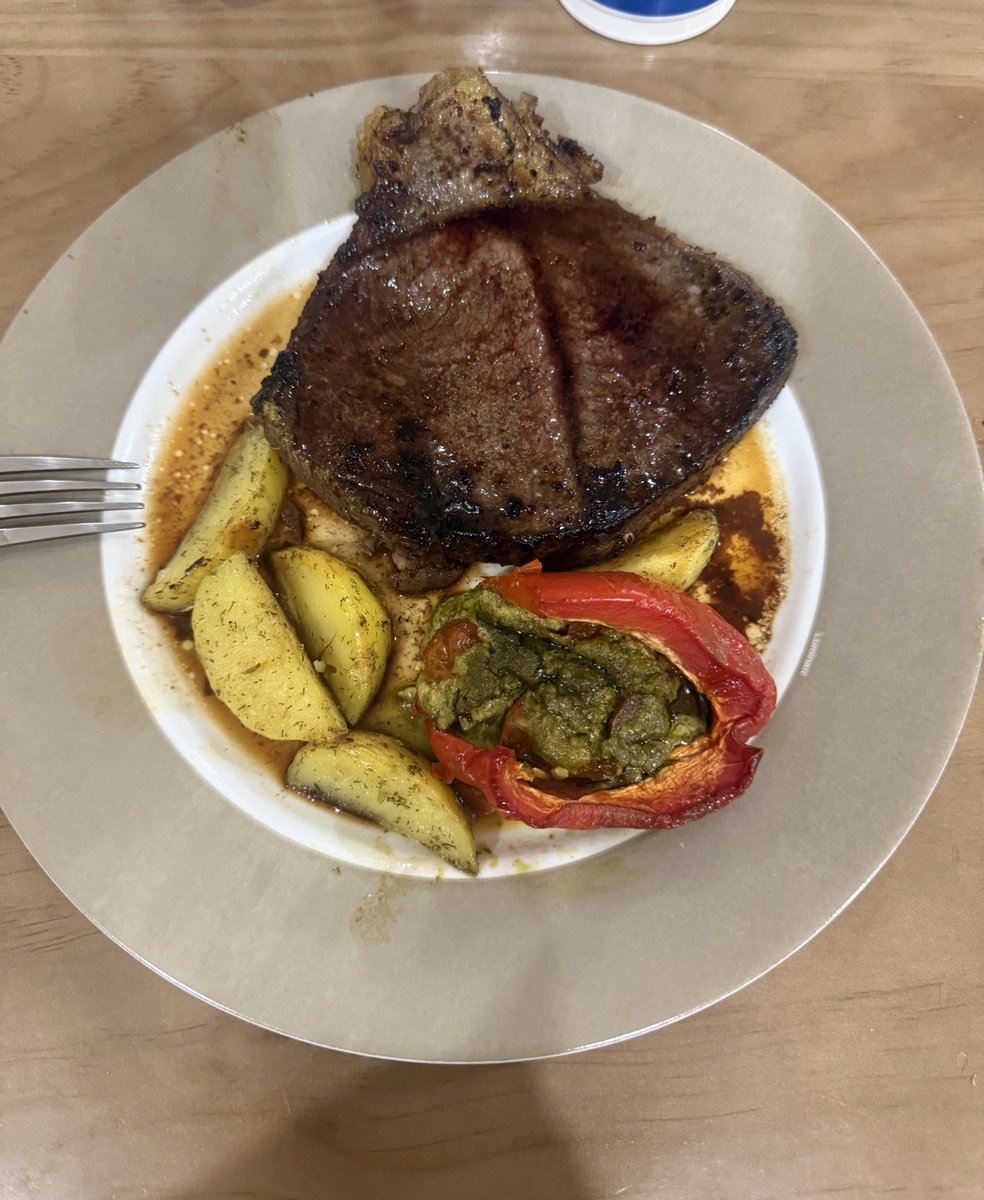 Стейк шарлаал даа. Идэшний мах сарлагийн мах байсын 2 өдөр дарж зөөллөж амталсан. Чинжүү нь улаан лооль сармис пестотой. Заза амт нь бол уйлж бн бид 😋