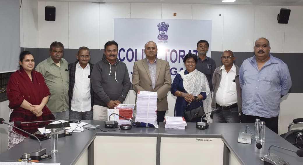 મતદારયાદી સુધારણા કાર્યક્રમ-૨૦૨૬ અન્વયે માન્ય રાજકીય પક્ષોના પ્રતિનિધિશ્રીઓ સહ બેઠક યોજી કાર્યક્રમ દરમ્યાન થયેલ કામગીરીથી અવગત કરાવી મુસદારૂપ મતદાર યાદીની નકલ તથા ગેરહાજર, સ્થળાંતરીત અને અવસાન પામેલ મતદારોની યાદી સુપ્રત કરાઇ.
<a href="/ECISVEEP/">Election Commission of India</a> <a href="/CEOGujarat/">Chief Electoral Officer, Gujarat</a> <a href="/JayantiRavi/">Jayanti Ravi</a> <a href="/infojamnagargog/">Info Jamnagar GoG</a>