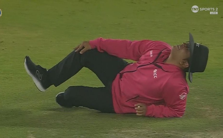 Ritik5133's tweet photo. Umpire was wearing pink and Sanju Samson thought he was from Rajasthan Royals 💀 https://t.co/YYgJHLa4X1