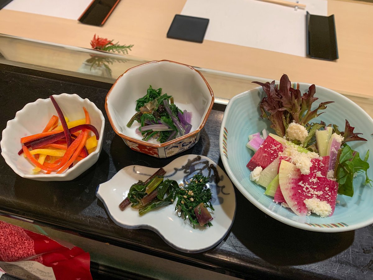 sushi_tetsu's tweet photo. 鎌倉野菜あれこれ
左から人参3色甘酢漬、紫ほうれん草・紫水菜おひたし、大根菜きんぴら・人参葉胡麻和え、紅大根・紅芯大根・緑芯大根・紫白菜他サラダ https://t.co/JqavPnJm21