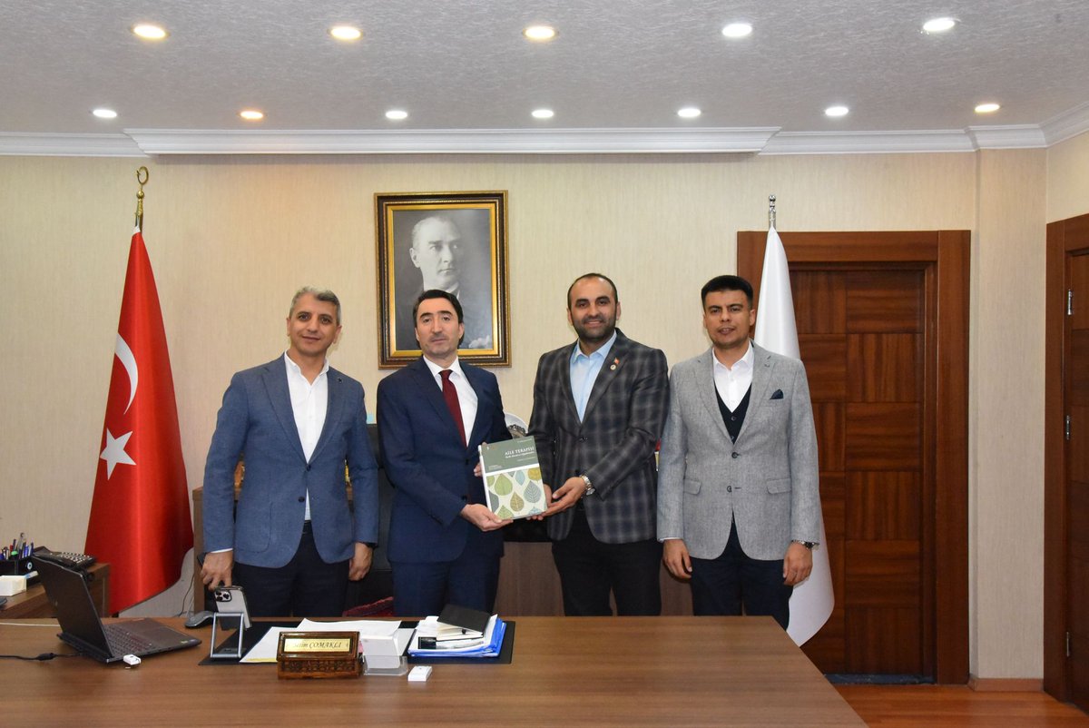 Develi_Kaymakam's tweet photo. Kaymakamımız Sayın Selim ÇOMAKLI, Türk Psikolojik Danışma ve Rehberlik (PDR) Derneği Kayseri Şube Başkanı Mustafa Şahin ve Develi Rehberlik ve Araştırma Merkezi Müdürü Hasan KILINÇ' ı makamında kabul ederek çalışmaları hakkında bilgi aldı.
@KaymakamComakli https://t.co/0LPy8lGTwC
