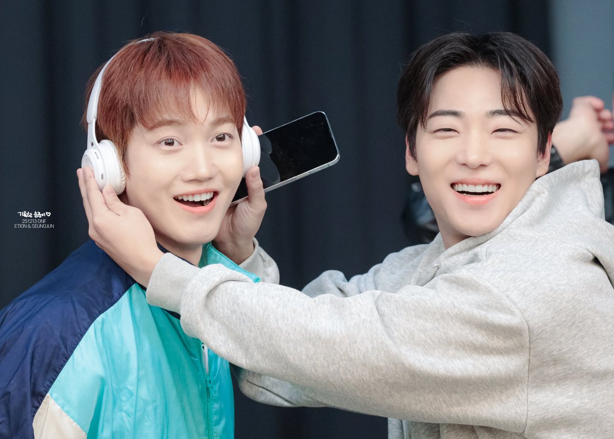 251213 에버라인

𝓂𝓊𝓈𝒾𝒸 𝒾𝓈 𝓂𝓎 𝓉ℯ𝒶𝒸𝒽ℯ𝓇..

#온앤오프 #ONF #제이션 
#이션 #ETION #이창윤
#승준 #SEUNGJUN #이승준