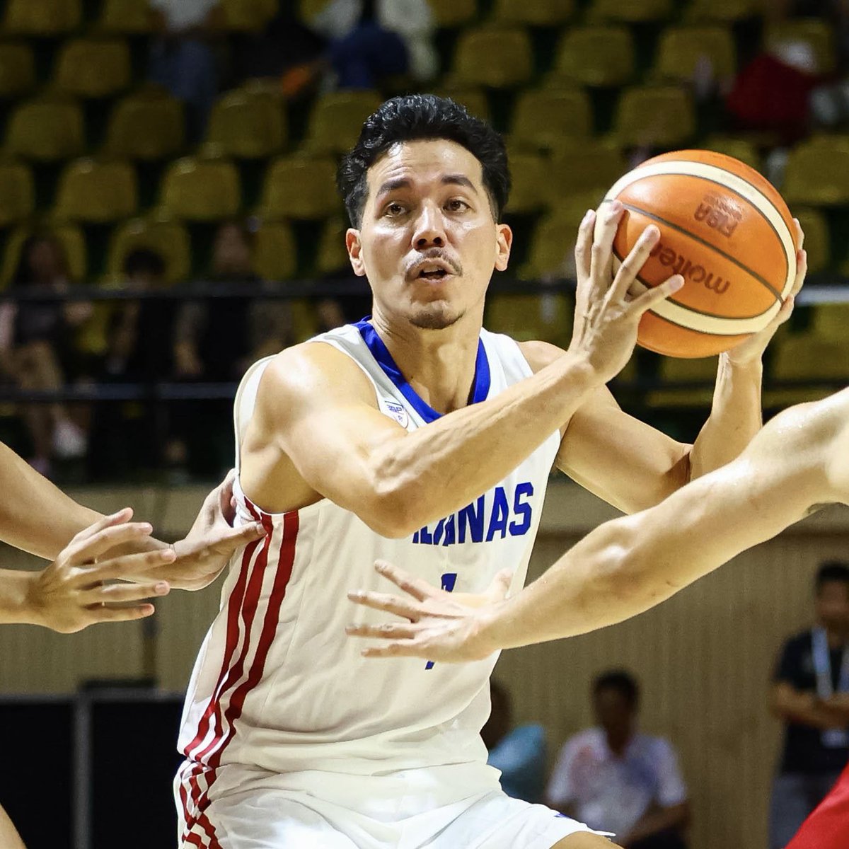 ABSCBNNews's tweet photo. SOUTHEAST ASIAN HOOPS SUPREMACY FOR GILAS PILIPINAS!

#GilasPilipinas completed a come-from-behind 70-64 victory to rule the men’s 5-on-5 basketball event of the #SEAGames2025. | via @romwelanzures 

(📷: POC Media Pool)

Read: https://t.co/n0OSqFETPl https://t.co/zSzyhdNUnu