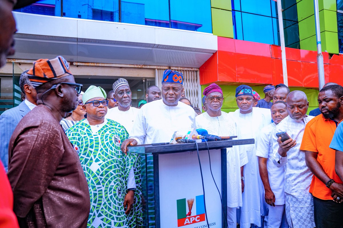 Today, at the APC National Secretariat in Abuja, I had the honour of presenting the Certificate of Return to our Osun State governorship candidate, Asiwaju Munirudeen Bola Oyebamiji.

The occasion was witnessed by the National Secretary, Senator Ajibola Basiru; National