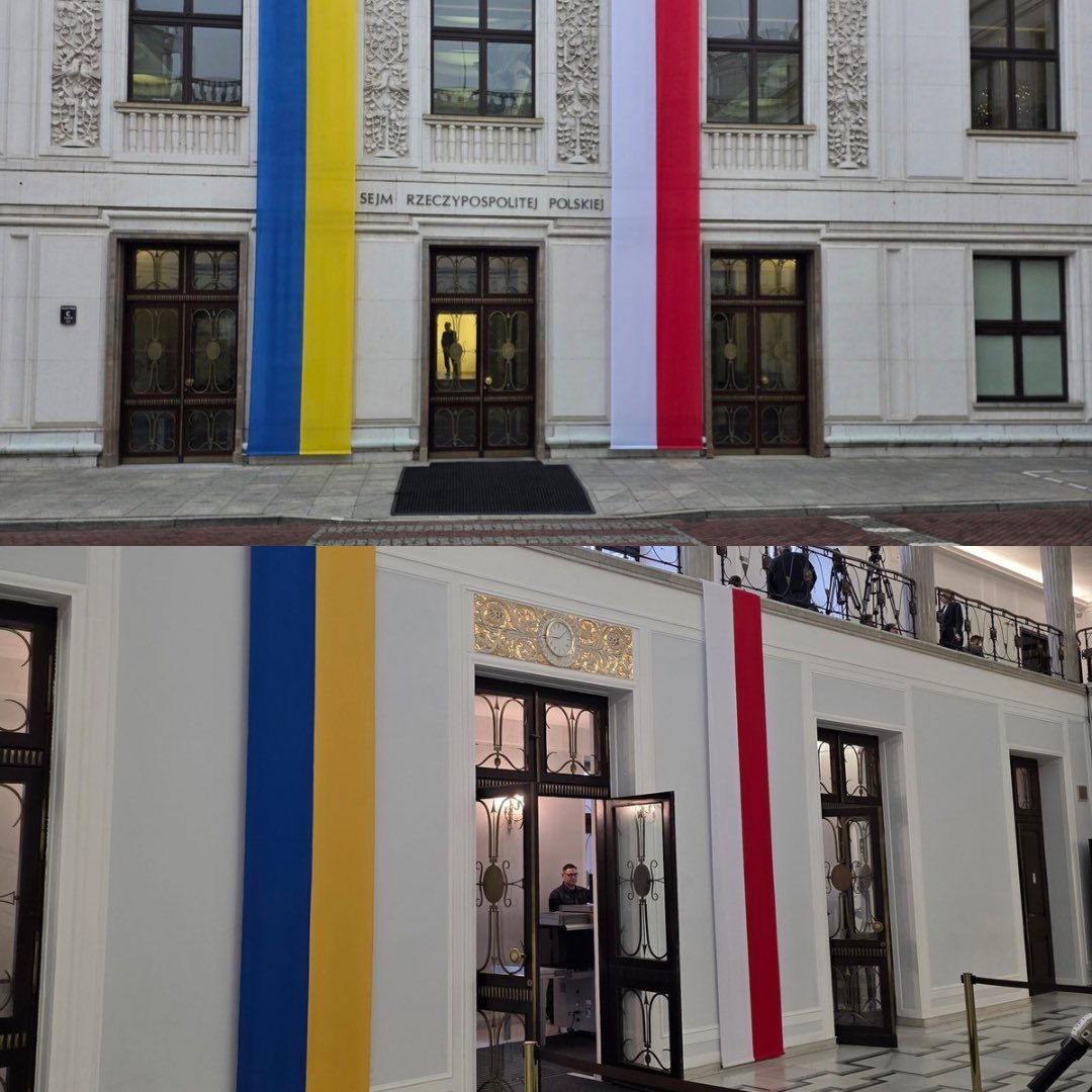 Wlodek_Skalik's tweet image. Tak wygląda dziś polski Sejm: flagi ukraińskie w miejscu gospodarza. Domagamy się usunięcia obcych flag z budynku naszego parlamentu oraz pociągnięcia do odpowiedzialności osób, które podjęły decyzję o ich umieszczeniu na budynku polskiego Sejmu. Natychmiast.