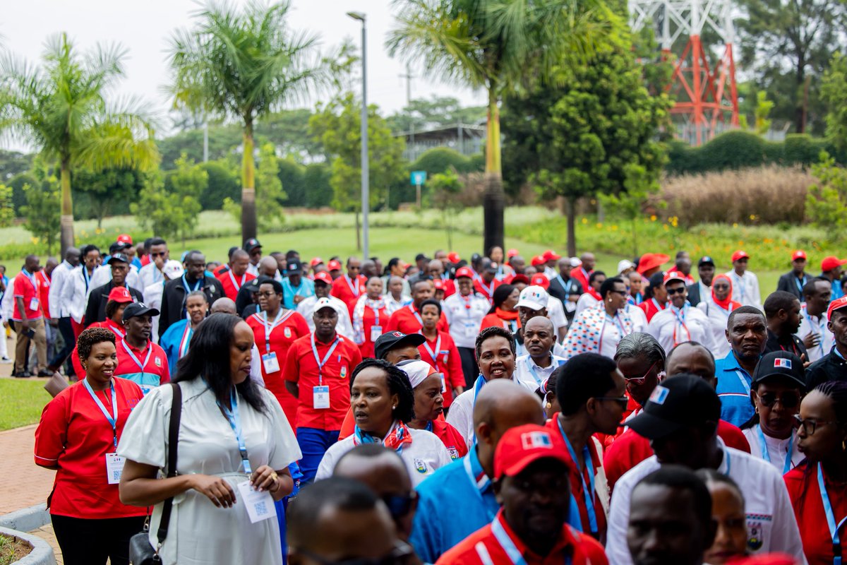 DOMAGENCYLtd's tweet photo. Perezida Kagame akaba na Chairman w’Umuryango FPR Inkotanyi na Madamu Jeannette Kagame, bitabiriye Inama Nkuru ya 17 y’uyu muryango iri kubera i Rusororo, ku Cyicaro Gikuru.
Iyi nama yahuje abarenga 2200, baganira ku ngingo zireba iterambere ry’u Rwanda. #RPFCongress https://t.co/Xo0RN78UgA