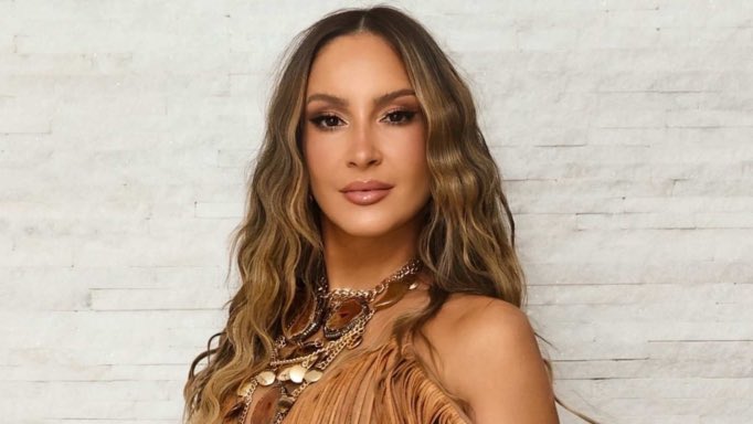 Ministério Público da Bahia entra com ação contra Claudia Leitte e pede R$ 2 MILHÕES pelo dano moral coletivo por discriminação religiosa, ao trocar o verso “saudando a rainha Iemanjá” por “eu canto meu rei Yeshua” na faixa “Caranguejo”.

Segundo a Folha, eles pedem retratação