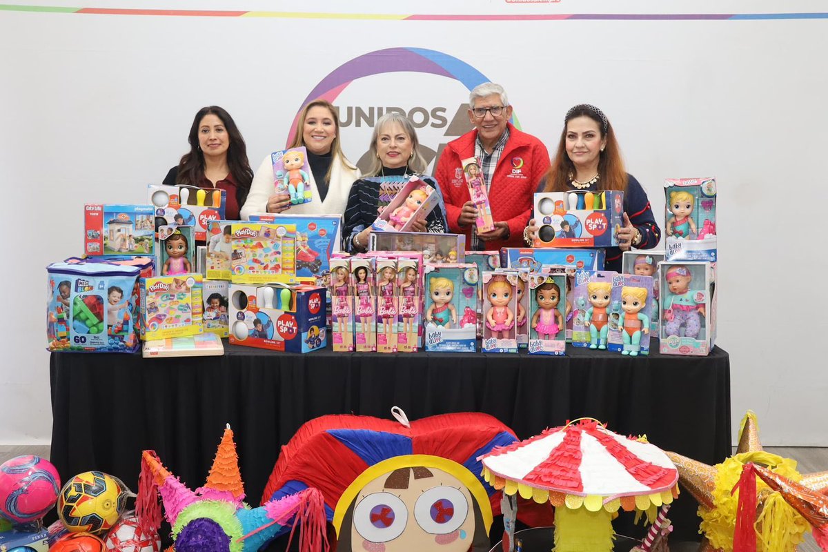 VipMujeres's tweet photo. La Presidenta Municipal @Anaamunizneyra agradeció a Albis Gorostieta, Presidenta Honoraria del Voluntariado del @PJEdomex y a su equipo, por la generosa donación de juguetes para niñas y niños del #ProgramaAbrazo
Desde el @SanMateoAGob y el @DIFSMA, reconocemos esta acción. https://t.co/Uw7Tf04JIh