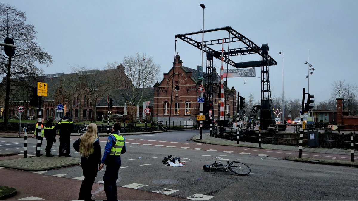 Fietser (74) overleden door aanrijding op de #Haarlemmerweg in Amsterdam-OW.  via het @Parool  bit.ly/4qn96GS