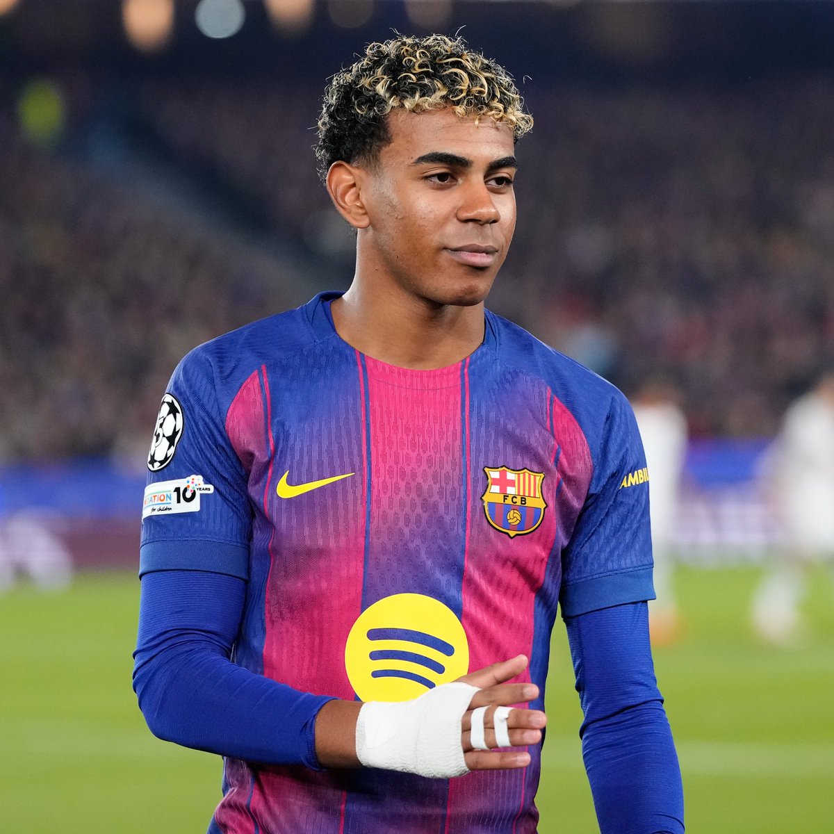 أفضل اللاعبين أداءً في آخر 6 مباريات بالدوريات الأوروبية الكبرى: 8.631 - لامين يمال. 8.122 - برونو فيرنانديز. 8.113 - فيل فودين. 8.014 - يان ديوماندي. 5 7.89 - كيليان مبابي 