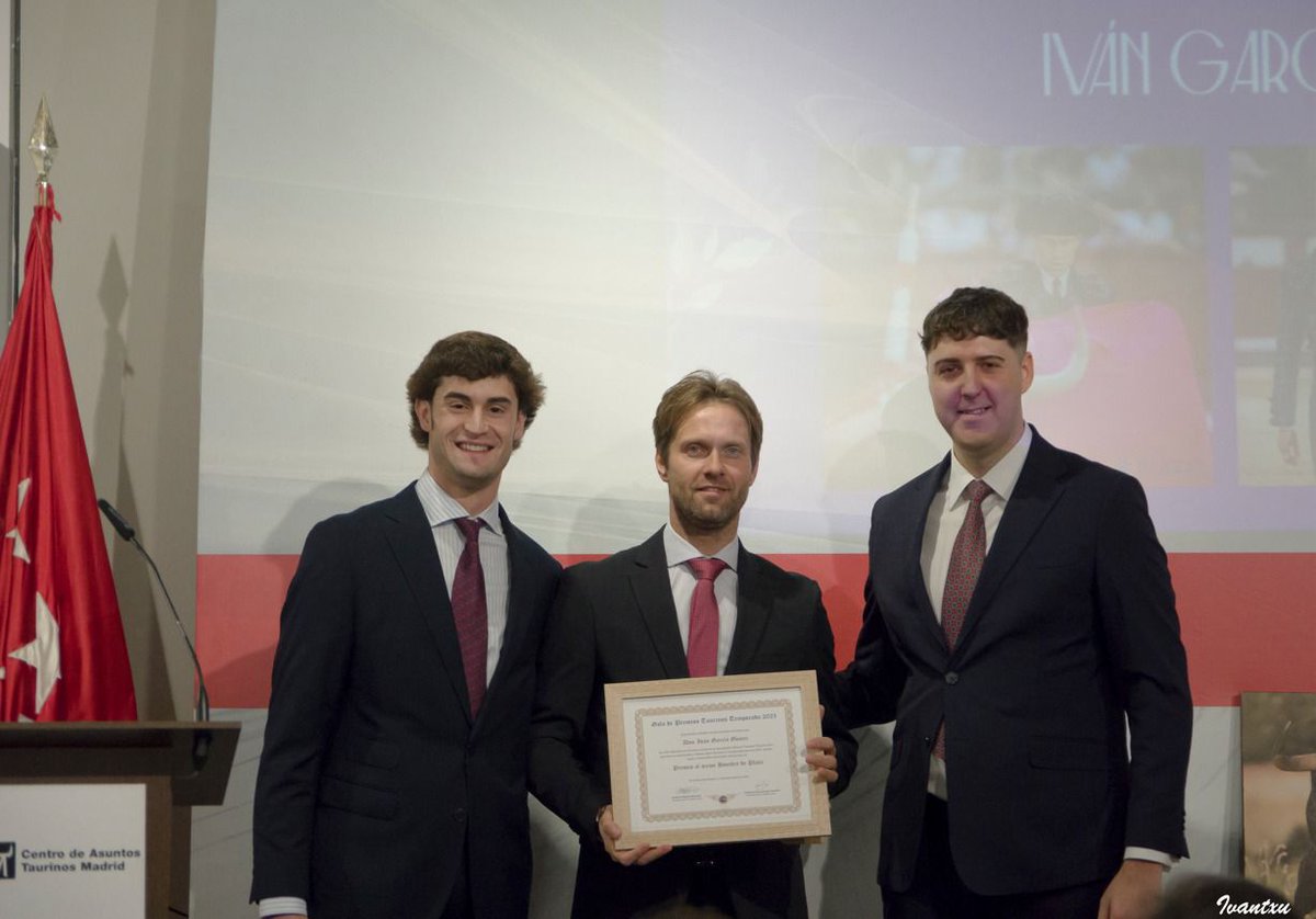 Iván García recogió el premio que concedió la @actchenelyoro en su 2ª gala de triunfadores. 

La masa social de Chenel y Oro premió a Iván García como... 

Mejor hombre de plata 🩶 en Madrid en el año 2025

¡Enhorabuena! 

📸: <a href="/IVANTXU1/">Ivan Marcos</a> IVÁN MARCOS