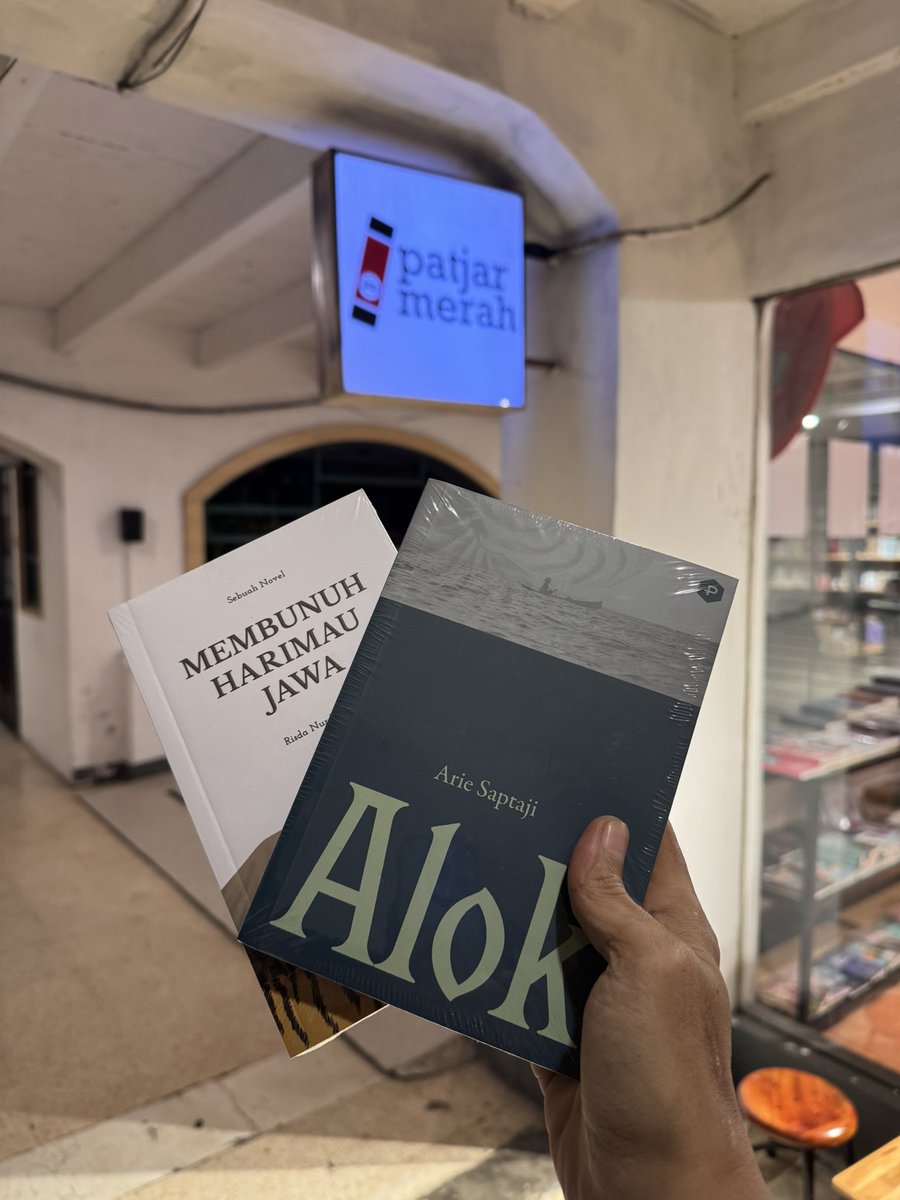 Sesekali ke toko buku, menjemput dua karya mutual yang keren-keren banget.

<a href="/patjarmerah_id/">patjarmerah</a> <a href="/ariesaptaji/">Arie Saptaji</a> <a href="/Risdanurwidia/">Risda Nur Widia</a>