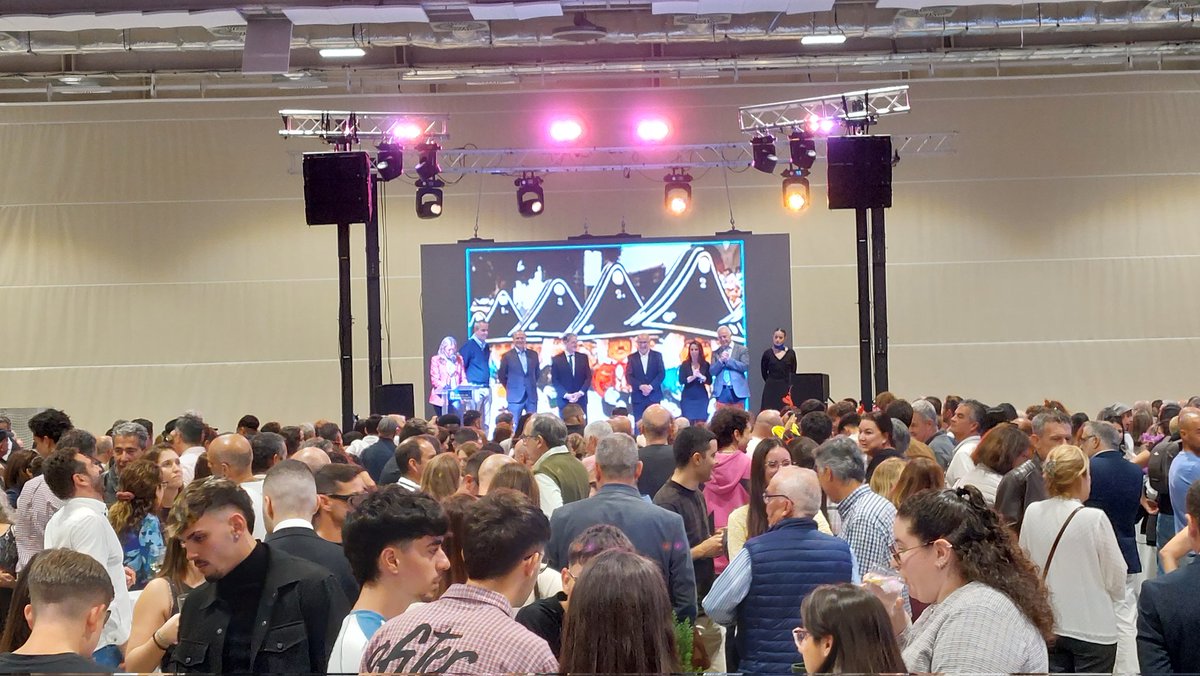 Hoy celebramos el tradicional brindis navideño con los trabajadores del <a href="/GranCanariaCab/">Cabildo Gran Canaria</a>.

Nuestro agradecimiento a todos los servidores públicos que se esfuerzan cada día para construir juntos una Isla mejor. 

Feliz Navidad a todos. 🎄
#GranCanaria