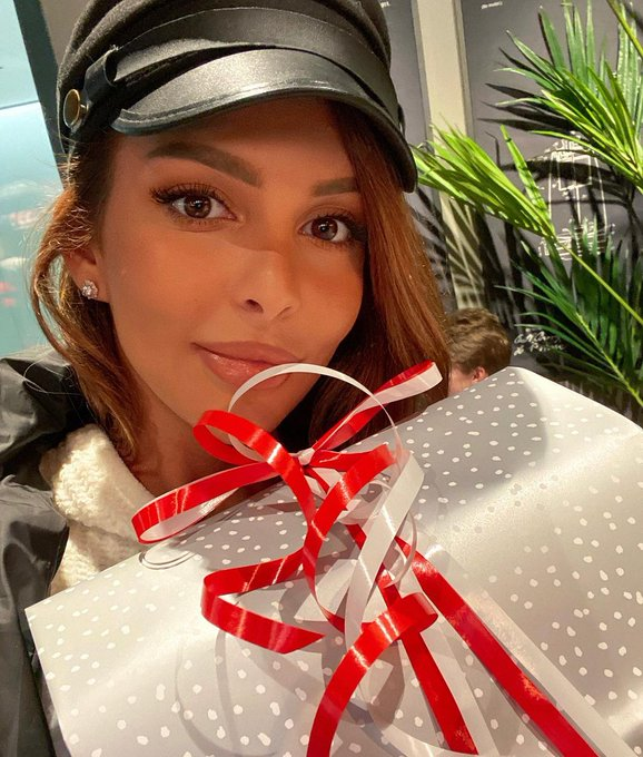 Em00218's tweet image. Everyone needs to prepare a perfect gift to end the year😄😄