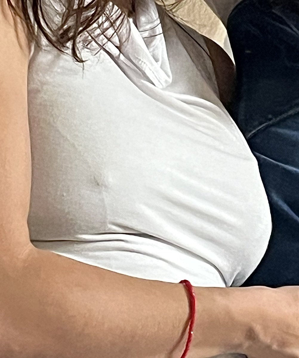 teloexprimo's tweet photo. A todas las perras nos pasa:
A pesar de tener brassier se marca el pezon, porque será???

Pues porque tenemos un puto pezonsote!!! https://t.co/MQL3fRcyIU