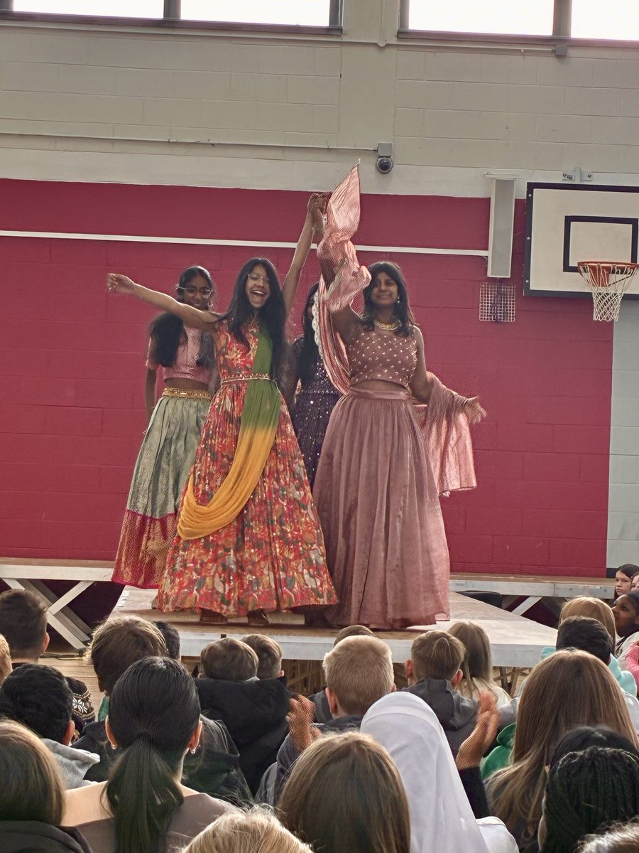 cpsetanta's tweet image. An amazing end to multicultural week… our annual fashion show. A special guest and some helpers managed to pop by too! 🎅🏻🤶 
#CelebrateCulture 
#MulticulturalWeek 
#MulticulturalFashionShow 
#Diversity 
🇵🇱 🇷🇸 🇮🇪 🇪🇸 🇳🇬 🇺🇸 🇬🇧 🇲🇩 🇵🇹 🇧🇷