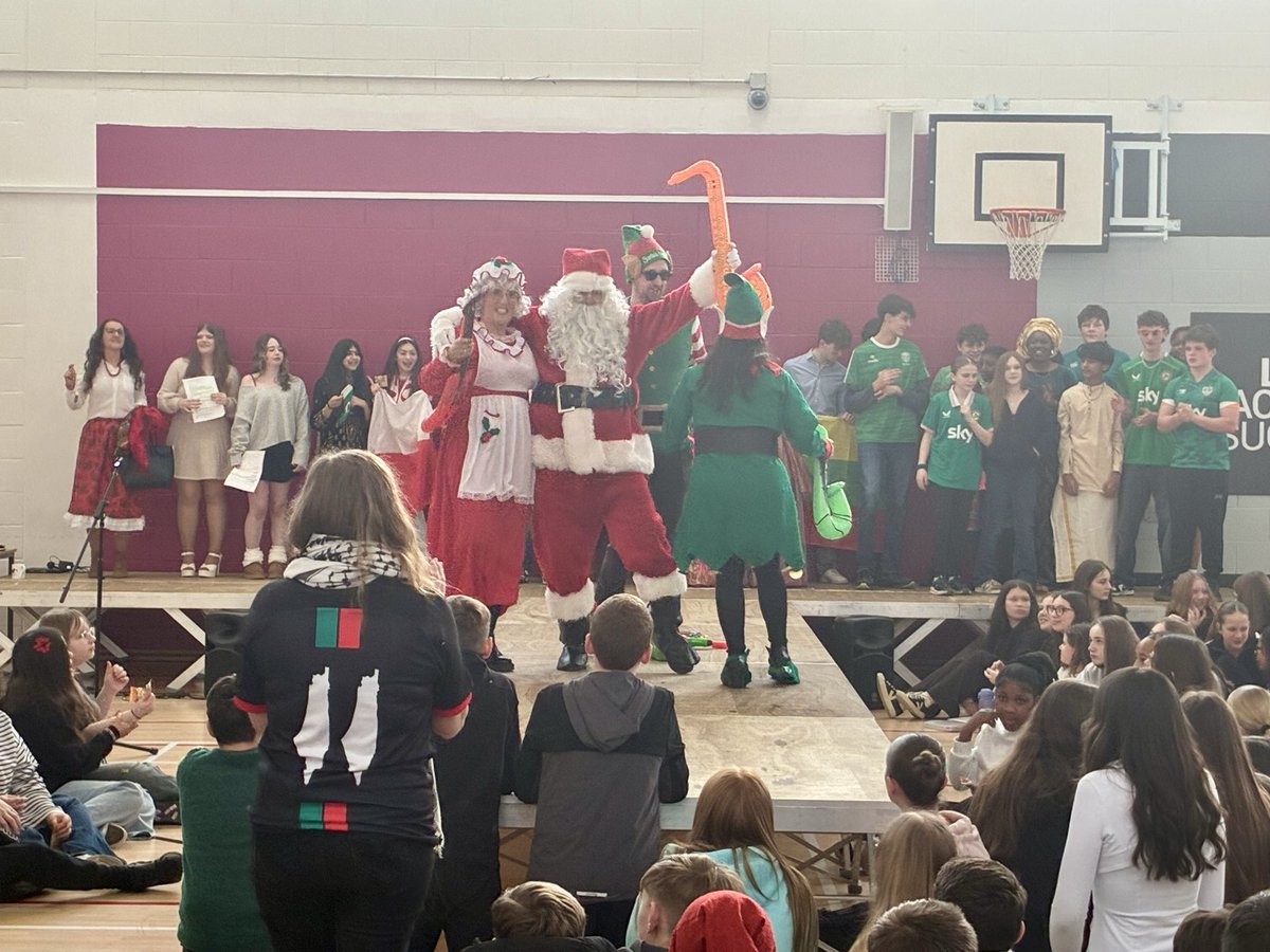 cpsetanta's tweet image. An amazing end to multicultural week… our annual fashion show. A special guest and some helpers managed to pop by too! 🎅🏻🤶 
#CelebrateCulture 
#MulticulturalWeek 
#MulticulturalFashionShow 
#Diversity 
🇵🇱 🇷🇸 🇮🇪 🇪🇸 🇳🇬 🇺🇸 🇬🇧 🇲🇩 🇵🇹 🇧🇷