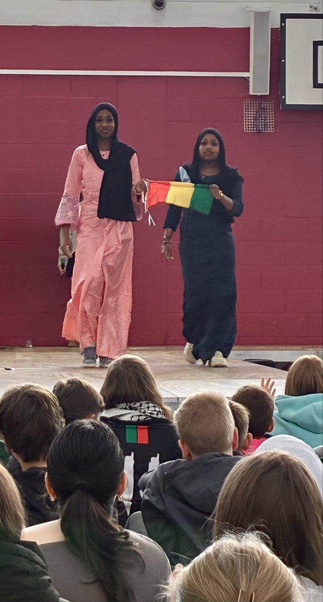 cpsetanta's tweet image. An amazing end to multicultural week… our annual fashion show. A special guest and some helpers managed to pop by too! 🎅🏻🤶 
#CelebrateCulture 
#MulticulturalWeek 
#MulticulturalFashionShow 
#Diversity 
🇵🇱 🇷🇸 🇮🇪 🇪🇸 🇳🇬 🇺🇸 🇬🇧 🇲🇩 🇵🇹 🇧🇷