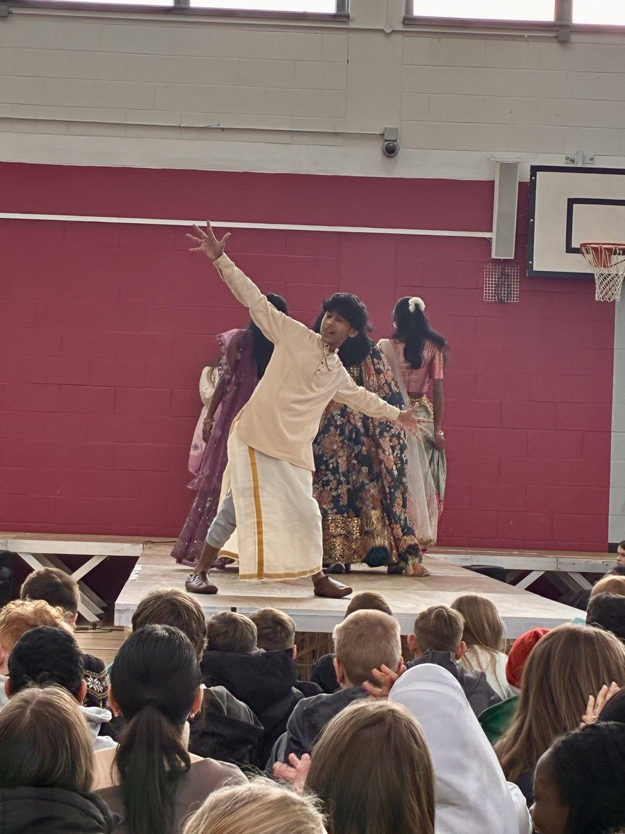 cpsetanta's tweet image. An amazing end to multicultural week… our annual fashion show. A special guest and some helpers managed to pop by too! 🎅🏻🤶 
#CelebrateCulture 
#MulticulturalWeek 
#MulticulturalFashionShow 
#Diversity 
🇵🇱 🇷🇸 🇮🇪 🇪🇸 🇳🇬 🇺🇸 🇬🇧 🇲🇩 🇵🇹 🇧🇷