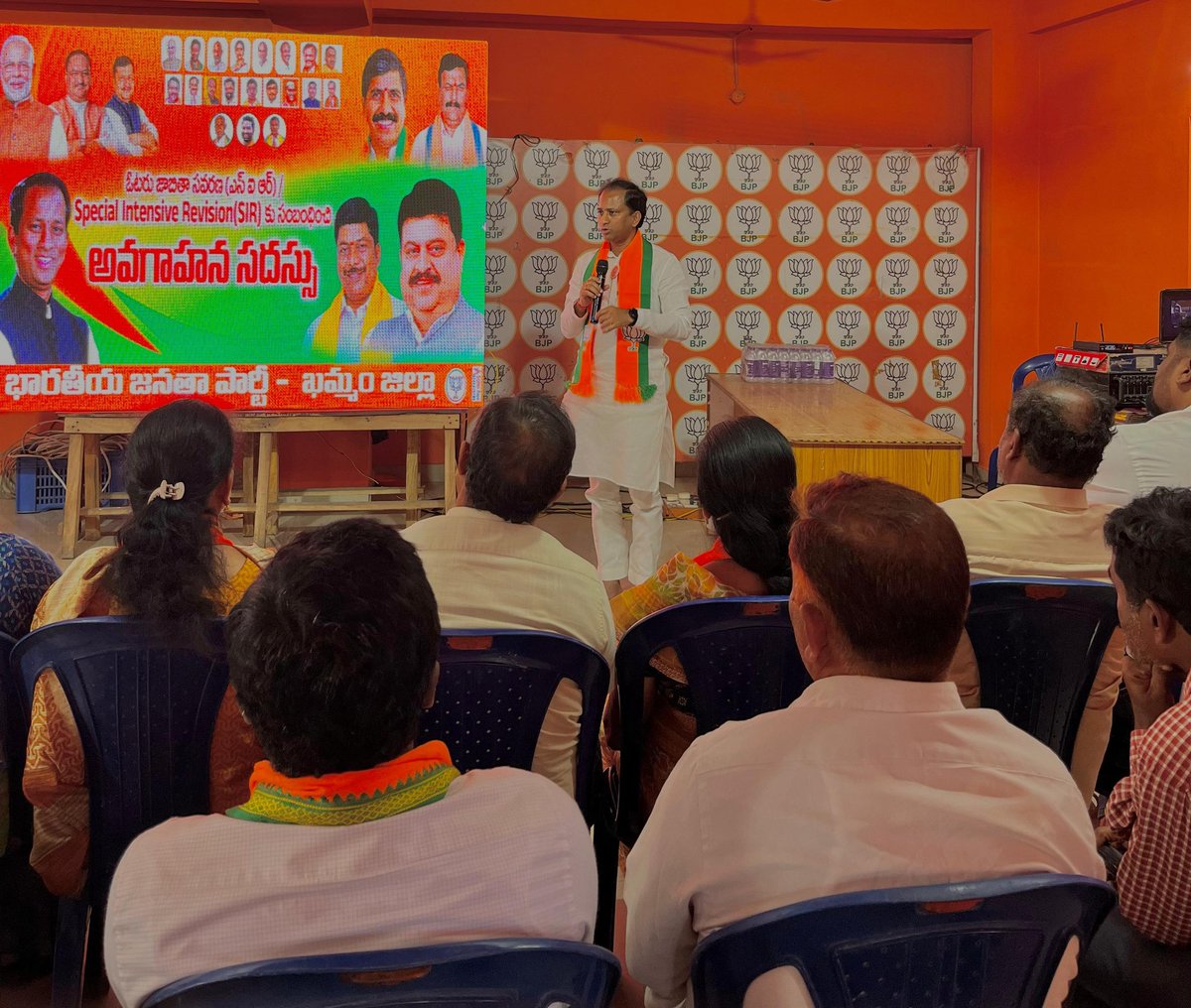baddammahipal_b's tweet photo. ఖమ్మం జిల్లా బీజేపీ పార్టీ కార్యాలయం లో ముఖ్య నాయకుల సమావేశం లో పాల్గొనడం జరిగింది.
రానున్న కాలం లో ఖమ్మం జిల్లా లో పార్టీ బలపడటానికి కార్యాచరణ సిద్ధం చేయాలనిq మండలాల వారిగా బాధ్యతలు అప్పగించడం జరిగింది.
అనంతరం గౌరవ కేంద్ర హోమ్ మంత్రి వర్యులు శ్రీ @AmitShah గారు పార్లమెంట్ లో SIR పైన చేసిన చారిత్రాత్మక ప్రసంగం పైన వారికి అవగాహన కల్పించి,జిల్లా లో ప్రతి మండలం,ప్రతి వార్డ్ లో ప్రజలకి అమిత్ షా గారి ప్రసంగం మరియు SIR (స్పెషల్ ఇంటెన్సివ్
రివిజన్) అంశాలపై అవగాహన కల్పించాలని దిశా నిర్దేశం చేయడం జరిగింది.
@blsanthosh