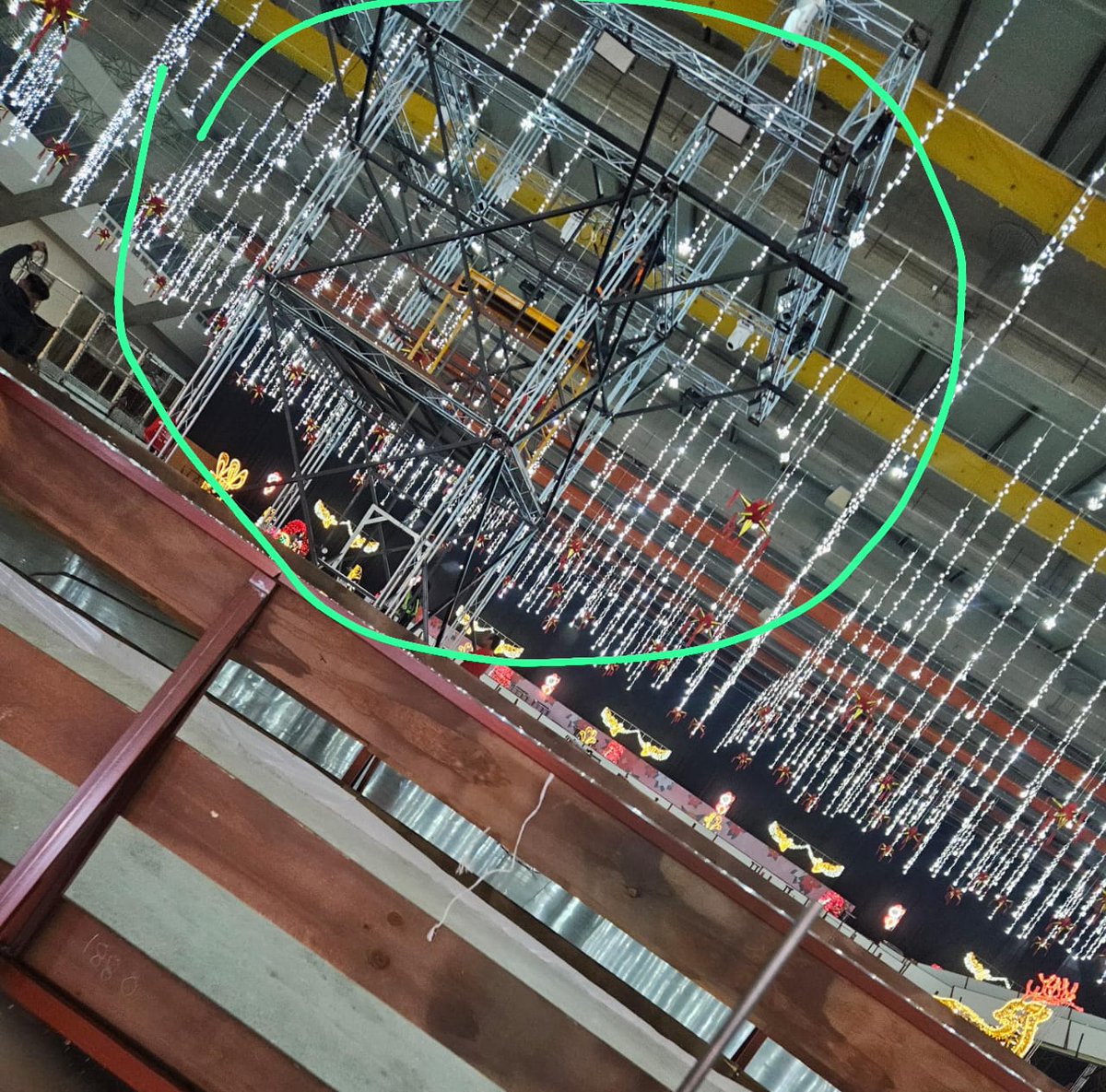 soprano_tonny's tweet image. Mientras tanto en @ParquesPuebla en complicidad con @SPFAGobPue , la simulación de la licitación de la villa iluminada sigue.
Será en unas horas que adelanten el fallo de la empresa ganadora.
Una empresa qué empezó a montar al menos desde hace 10 días.
Aquí unas fotos dónde se…