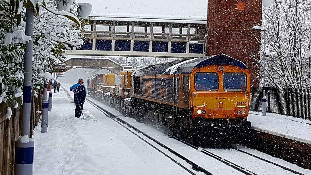 networkrail's tweet image. 🙏 Thank you to our rail freight partners for the vital role they play in delivering your goods and gifts in time for Christmas. 🎁  

Read about the huge volume moved by rail before the festive period:

➡️ networkrailmediacentre.co.uk/news/o-come-al…

#FreightFriday #RailFreight @RailDeliveryGrp