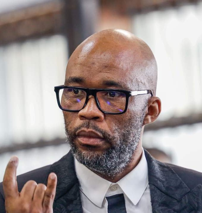 MightiJamie's tweet photo. The big question is this - where is Hangwani Maumela and why has he not been charged for the Thembisa Hospital looting? 

It is reasonable to ask this question, why is he being protected, who is protecting him? Was he helping someone higher up? Is he really just a good neighbour? https://t.co/mDaStnjVdz