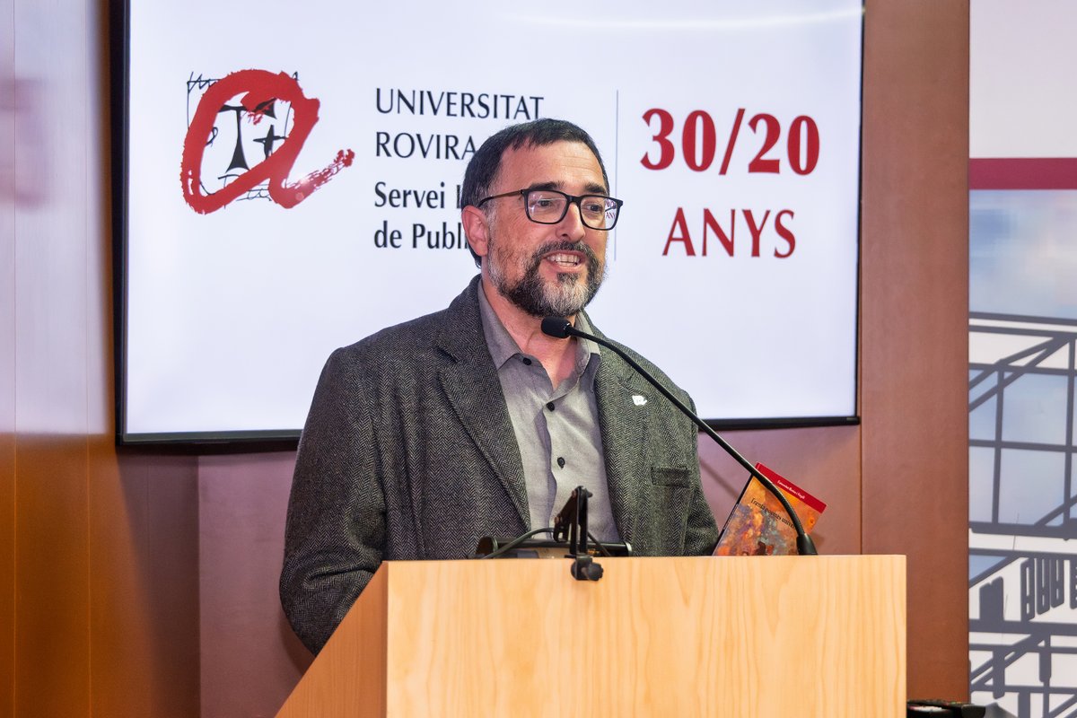 🎂El Servei Lingüístic i de Publicacions #URV clou els 30/20 anys en un acte que reuneix les persones que n'han format part. Durant la celebració, que va comptar amb l'actuació de la monologuista Alba Segarra, es va presentar el llibre "30 poemes universals". Per molts anys!