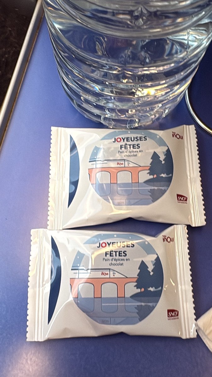 boyard7's tweet photo. Il distribue des gâteaux 🙏🏼🎅 https://t.co/VQLwTICWOe
