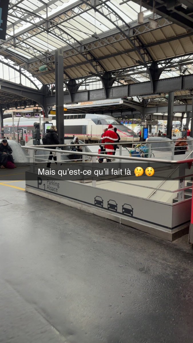 boyard7's tweet photo. Il distribue des gâteaux 🙏🏼🎅 https://t.co/VQLwTICWOe